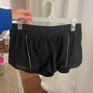 black lululemon hotty hot shorts 2.5in